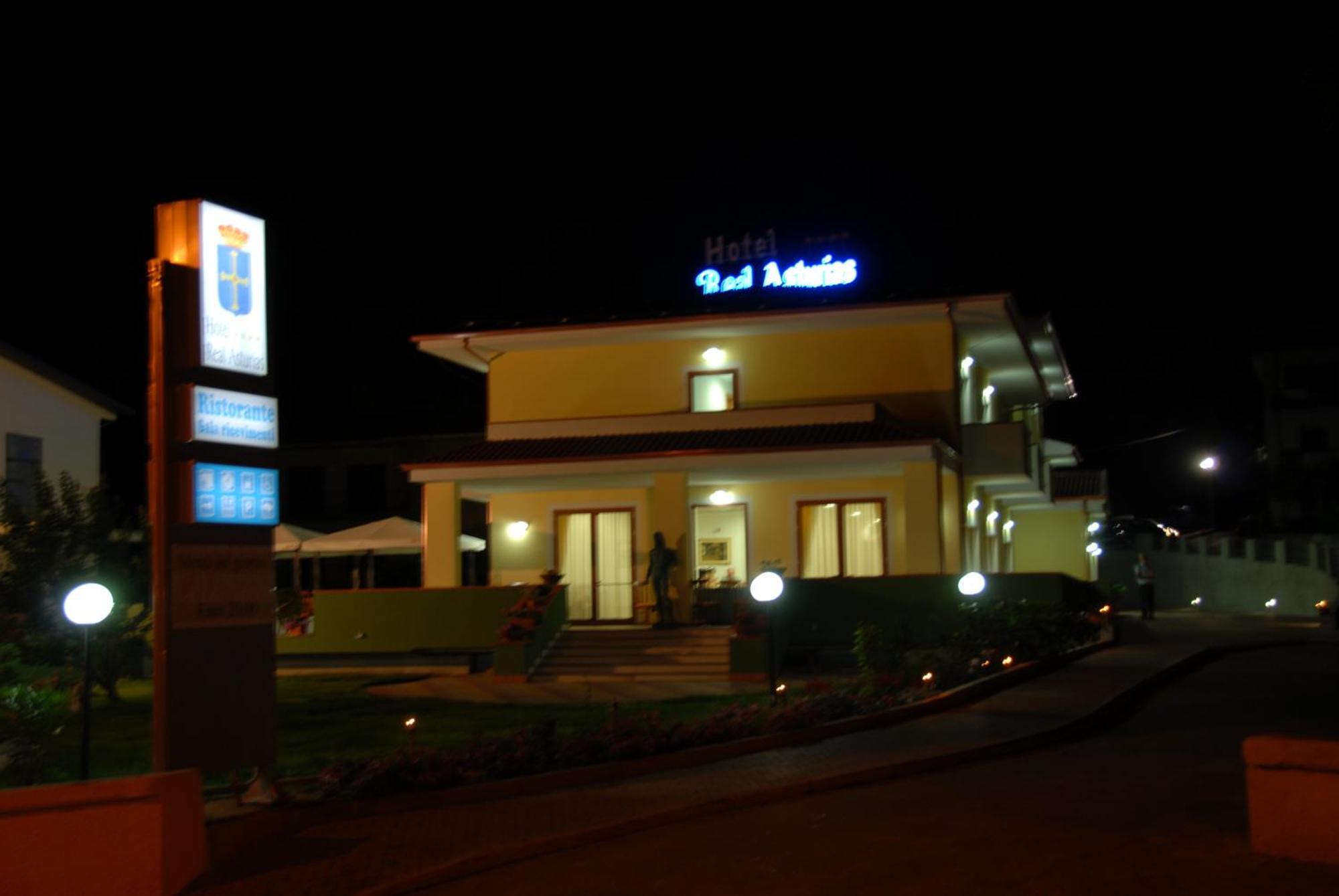 אקואפסה Real Asturias Hotel מראה חיצוני תמונה